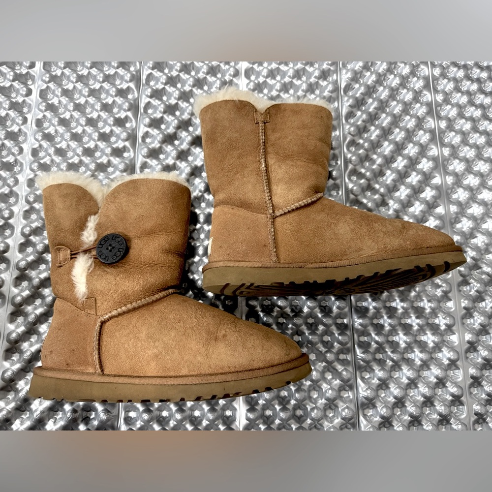 Ugg Australia Bailey Button Boots In Chestnut Siz… - image 1